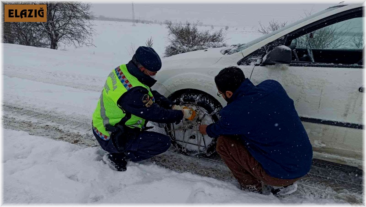 Yolda kalan araçlara zincir takan güvenlik güçlerinden sürücülere çorba ikramı