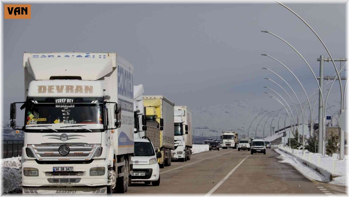 Yolda kalan şoförlere kek ve meyve suyu ikramı