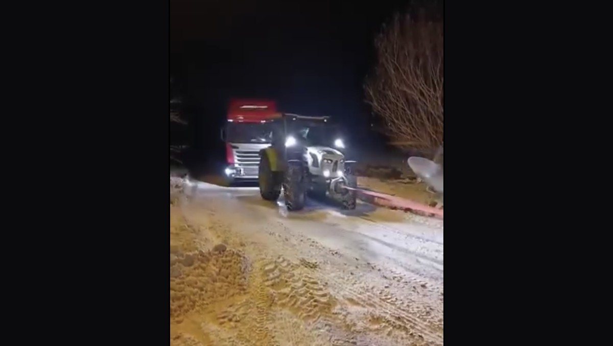 Yolda kalan tır, konvoy halinde çekilerek kurtarıldı