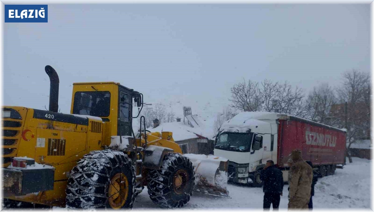 Yolda kalan tırın yardımına ekipler yetişti