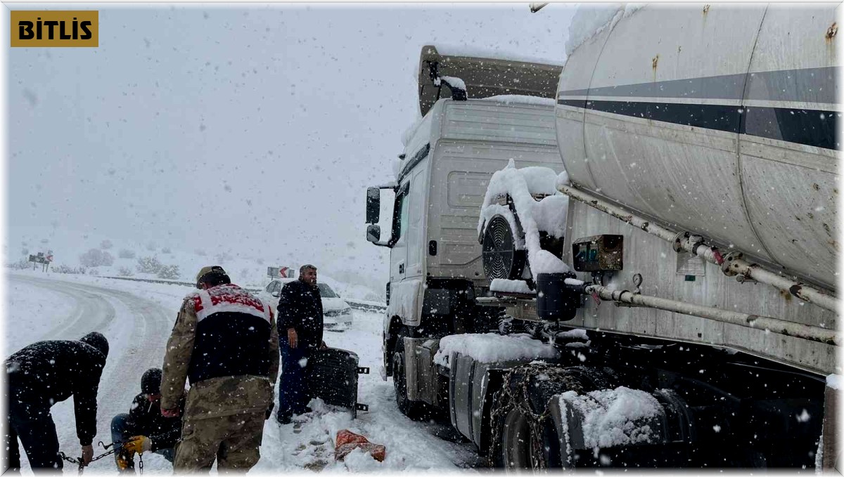 Yolda kalan vatandaşların imdadına jandarma yetişti