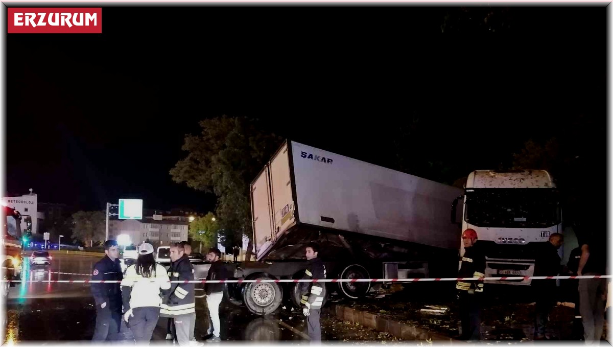 Yolda kayan tır parkın duvarına çarparak durdu