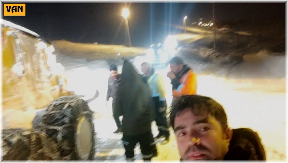 Yolda mahsur kalan 2 araç 7 saatlik çalışma sonucu kurtarıldı