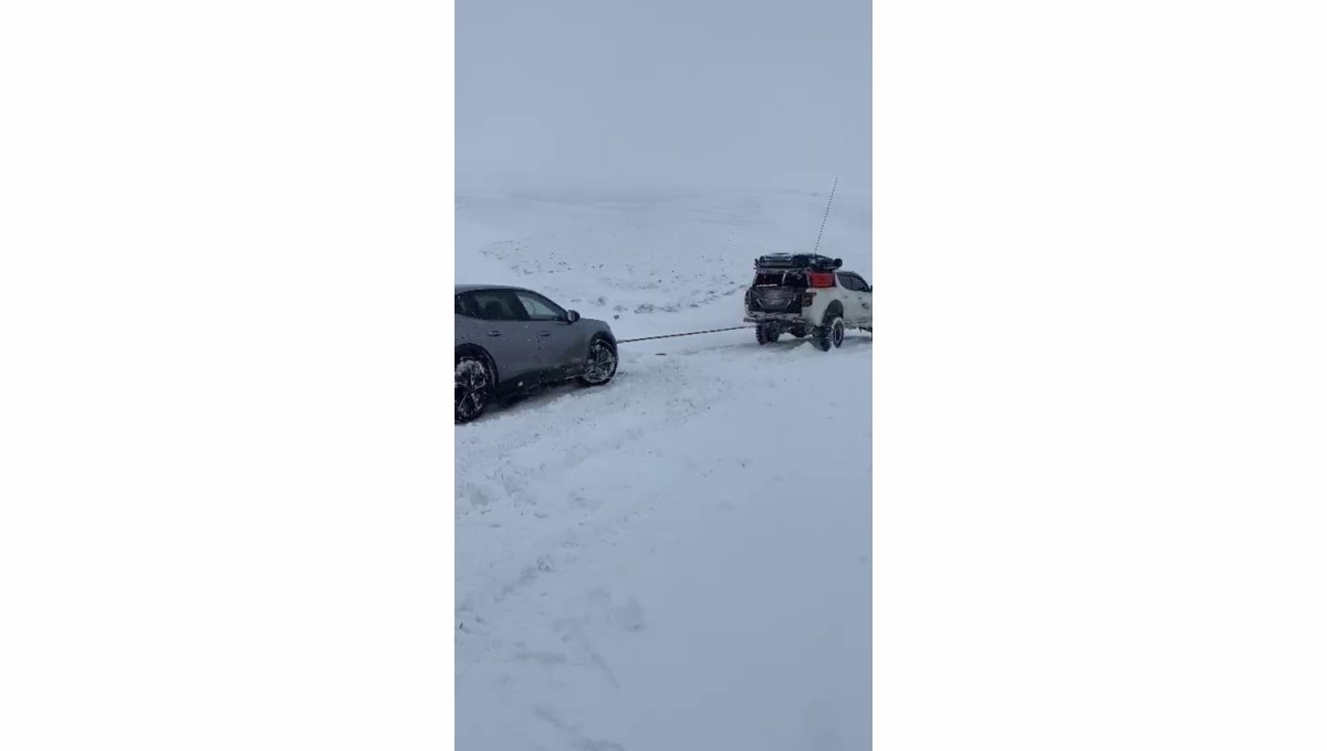 Yolda mahsur kalan sürücünün yardımına Off-Road ekibi yetişti
