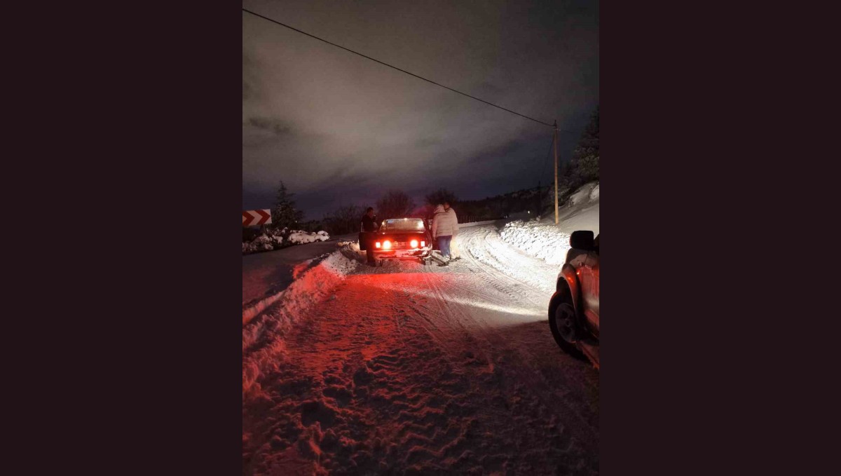 Yolda mahsur kalan vatandaşın yardımına belediye ekipleri yetişti