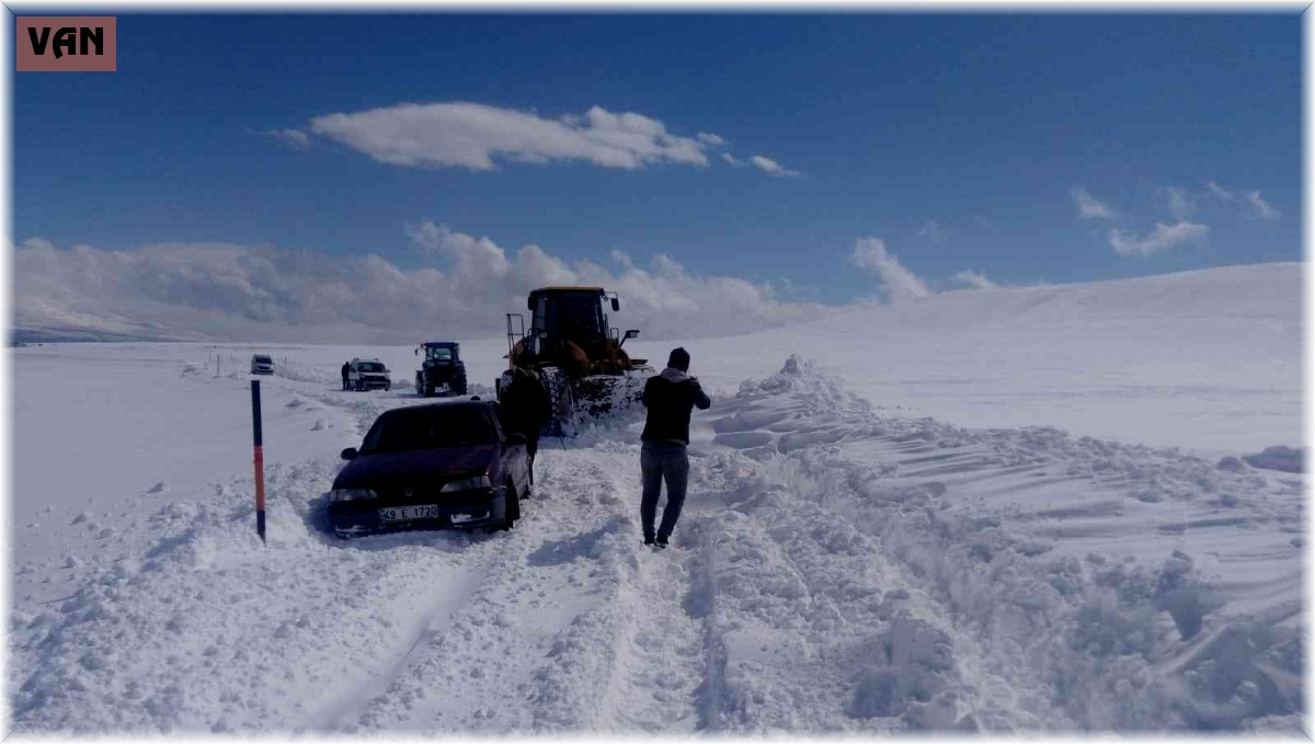 Yolda mahsur kalanları belediye ekipleri kurtardı