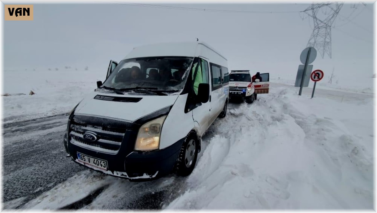 Yolda mahsur kalıp donma tehlikesi geçiren yolcular kurtarıldı