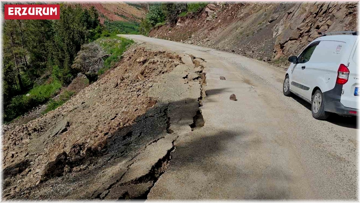Yolda oluşan dev yarıklar korkutuyor