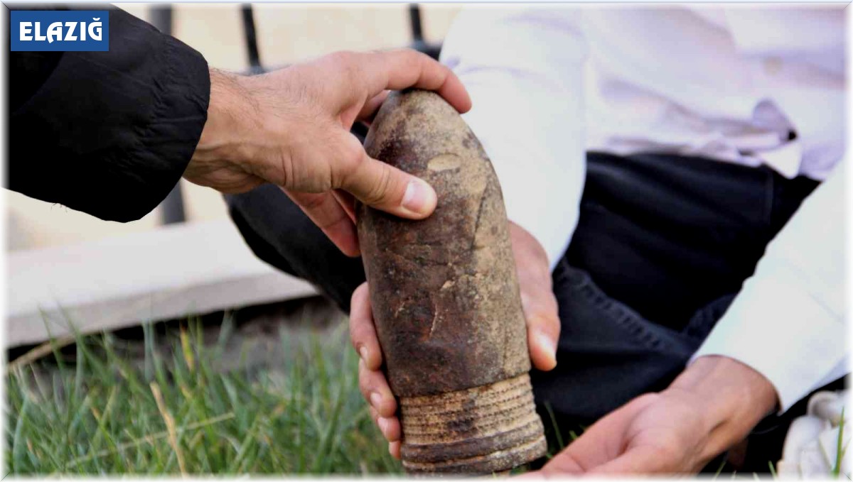 Yolda yürürken ayaklarına takılan cismi ne olduğunu araştırıyorlar
