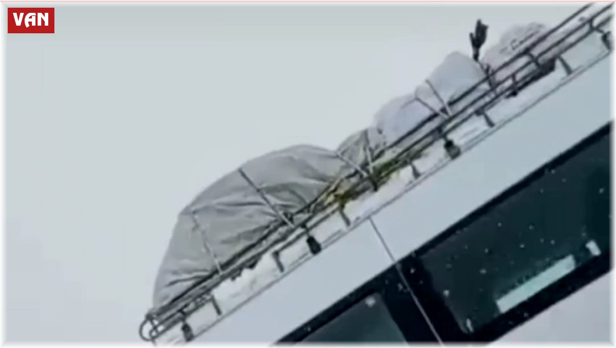 Yoldan çıkan minibüs kara saplandı