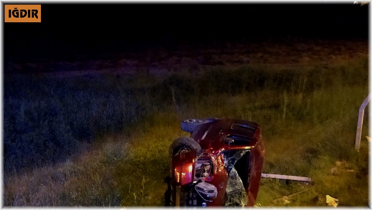 Yoldan çıkan otomobil tarladaki tellere takılarak durabildi