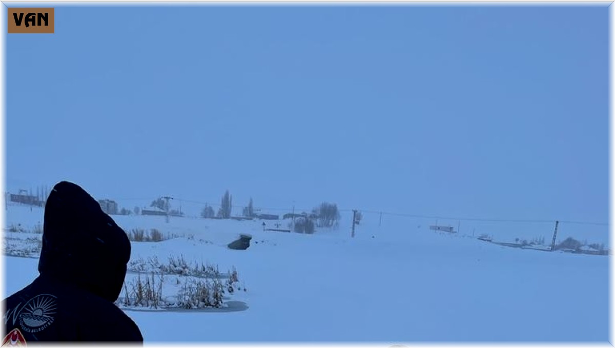 Yoldan çıkan taksi takla attı, donma tehlikesi geçiren sürücü yaralı kurtarıldı