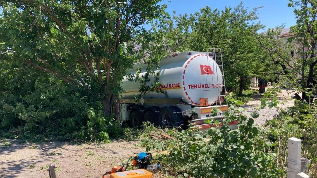Yoldan çıkan tanker kayısı bahçesine girdi
