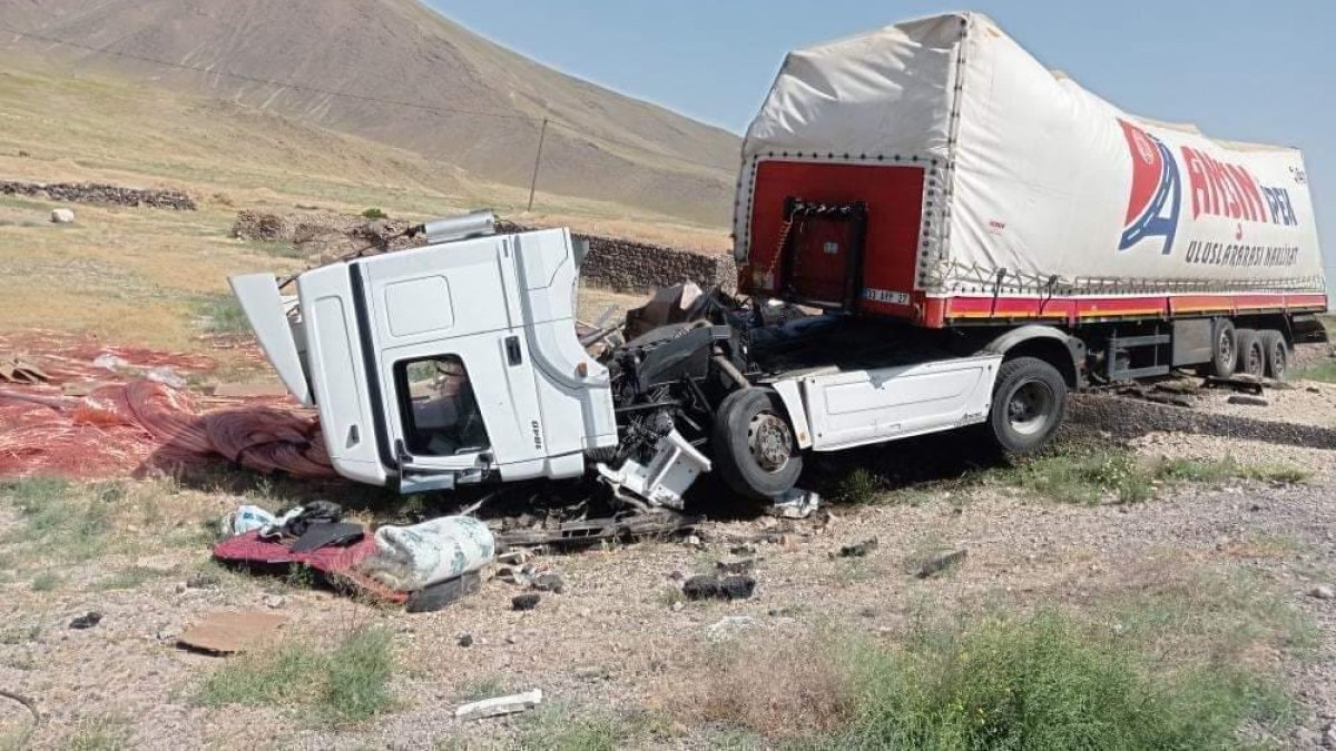 Yoldan çıkan tırın çekici bölümü hurdaya döndü