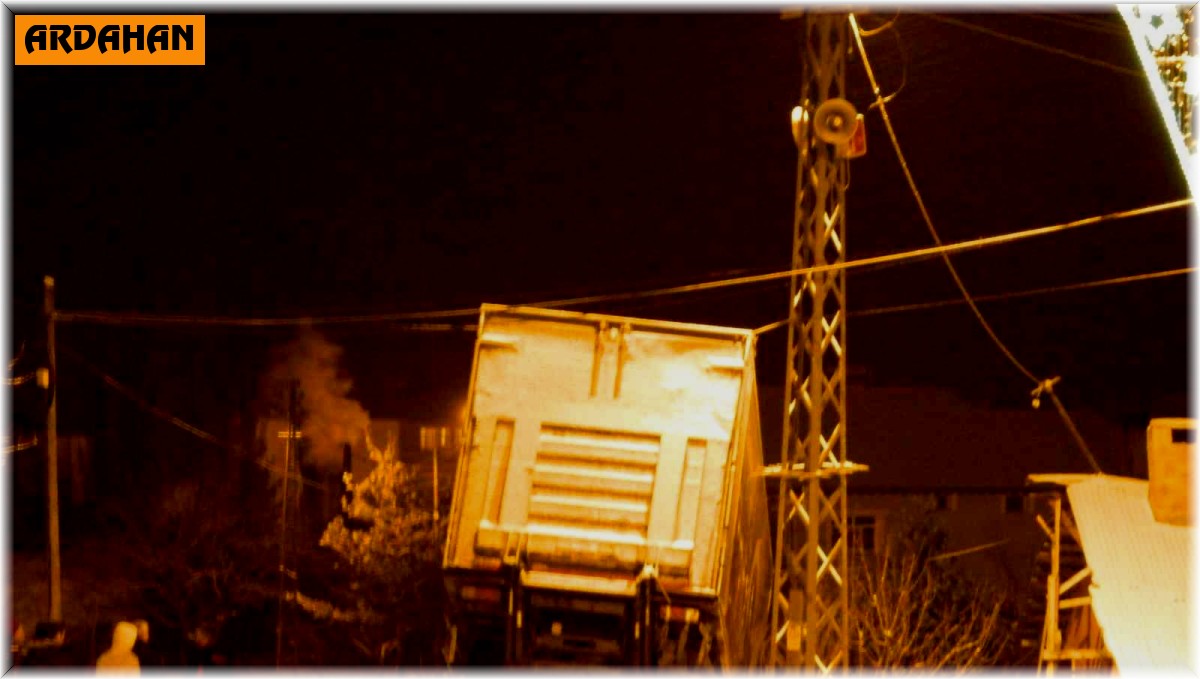 Yoldan kayan tır evin bahçesine girdi