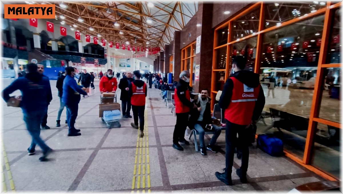 Yollarda kalanlar barınaklarda konaklıyor