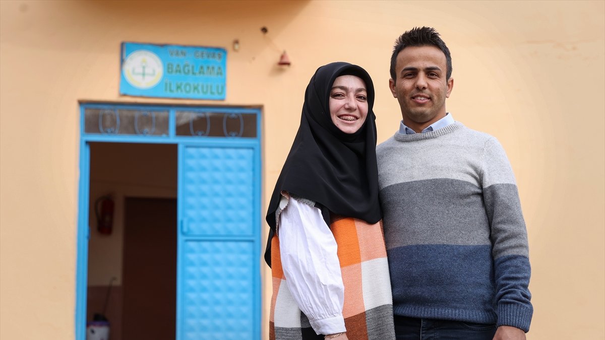 Yolları köy okulunda kesişen çift Van'da omuz omuza görev yapıyor