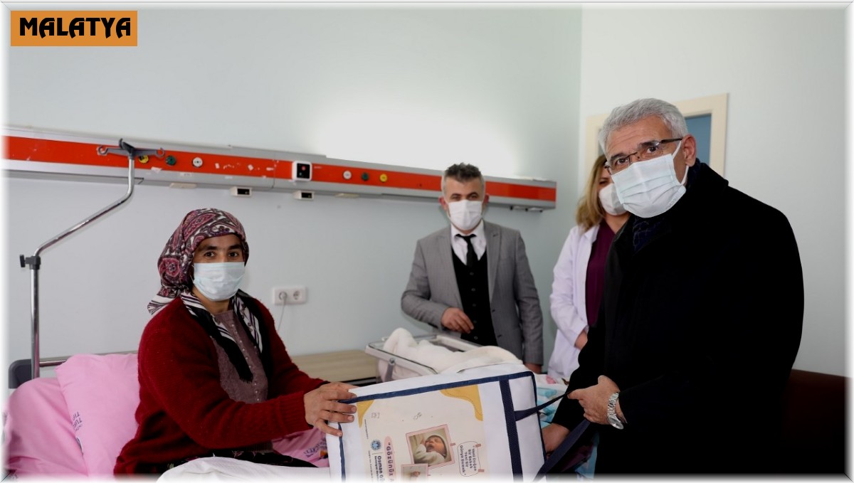 Yolu kapalı ilçedeki bebek ve annesini UMKE ekipleri tıp merkezine yetiştirdi