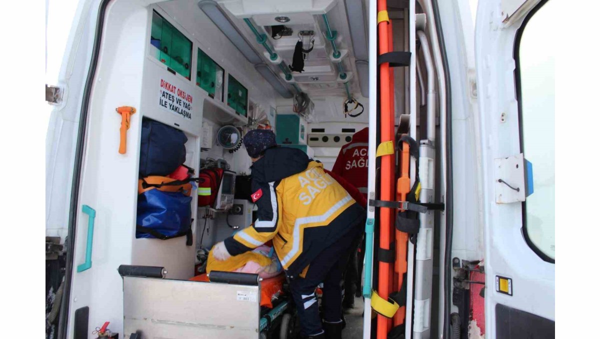 Yolu kapalı köyde rahatsızlanan anne ve bebeği ambulans helikopterle kurtarıldı
