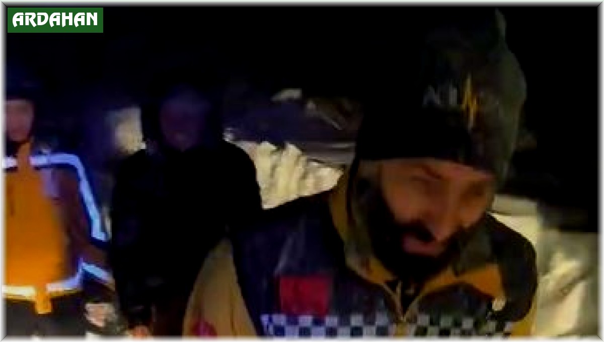 Yolu kapanan köyde mahsur kalan hasta, ekiplerin çalışmasıyla hastaneye ulaştırıldı