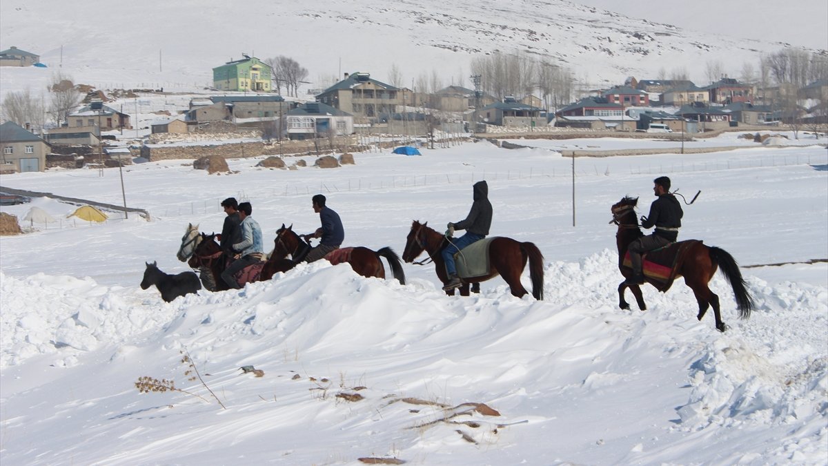 Yolu kapanan mahalleliler atla ulaşım sağlıyor