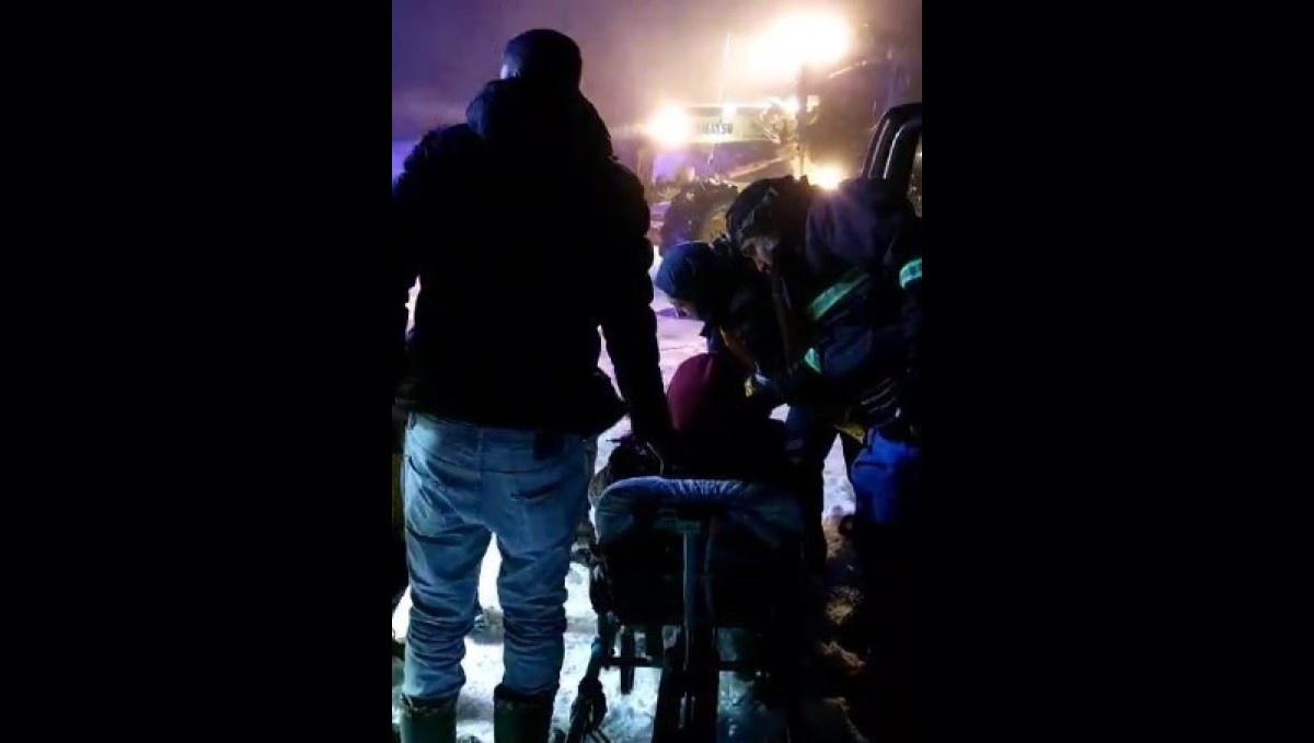 Yolu kardan kapalı köyde yüz felci geçiren kadının imdadına özel idare ve 112 yetişti