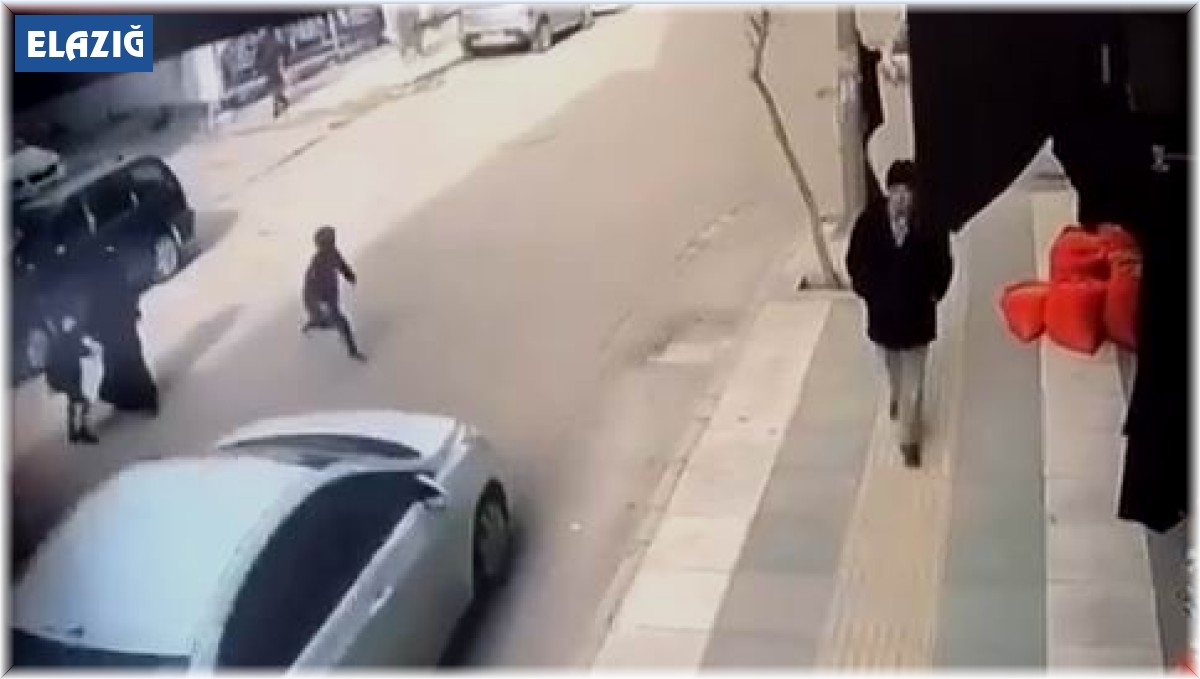 Yolun karşısına geçmek isteyen çocuğa araç çarptı, kaza anı güvenlik kamerasına yansıdı