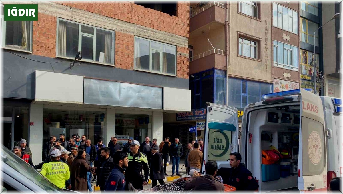 Yolun karşısına geçmeyen çalışan kadına motosiklet çarptı