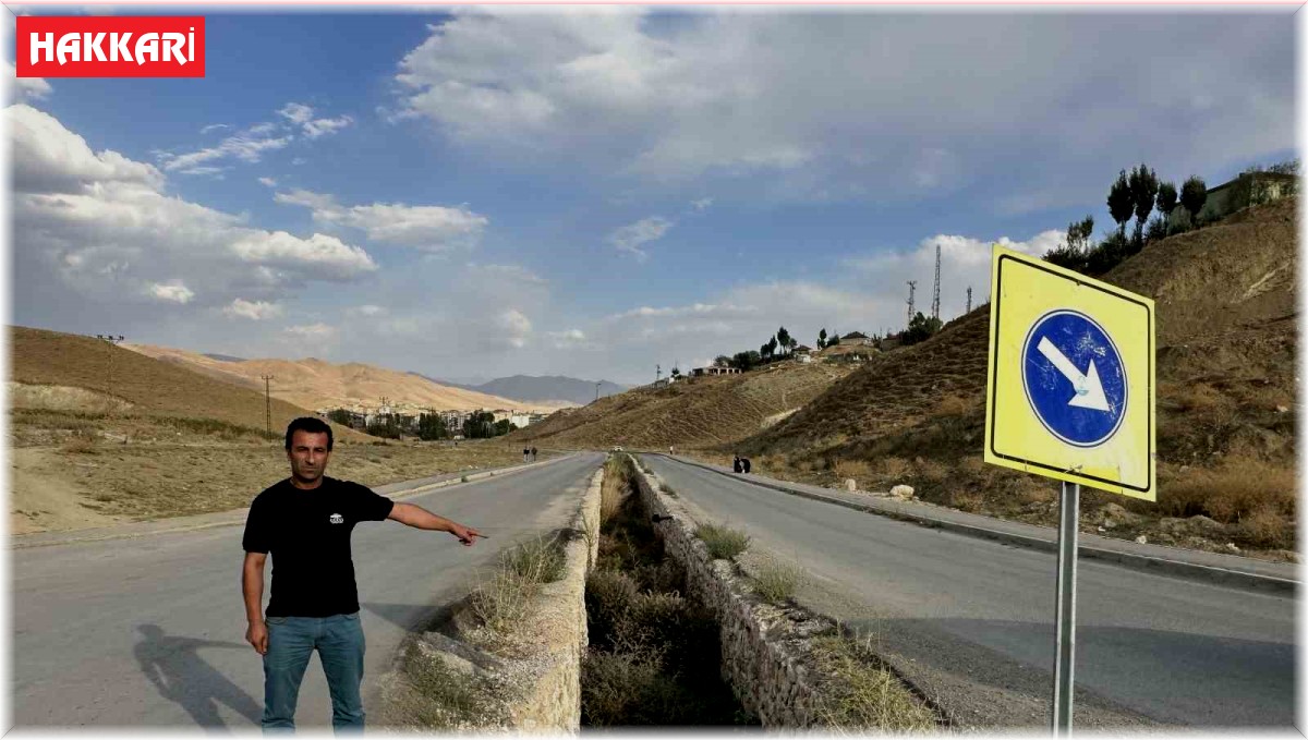 Yolun ortasında korkuluksuz kanal tehlike saçıyor