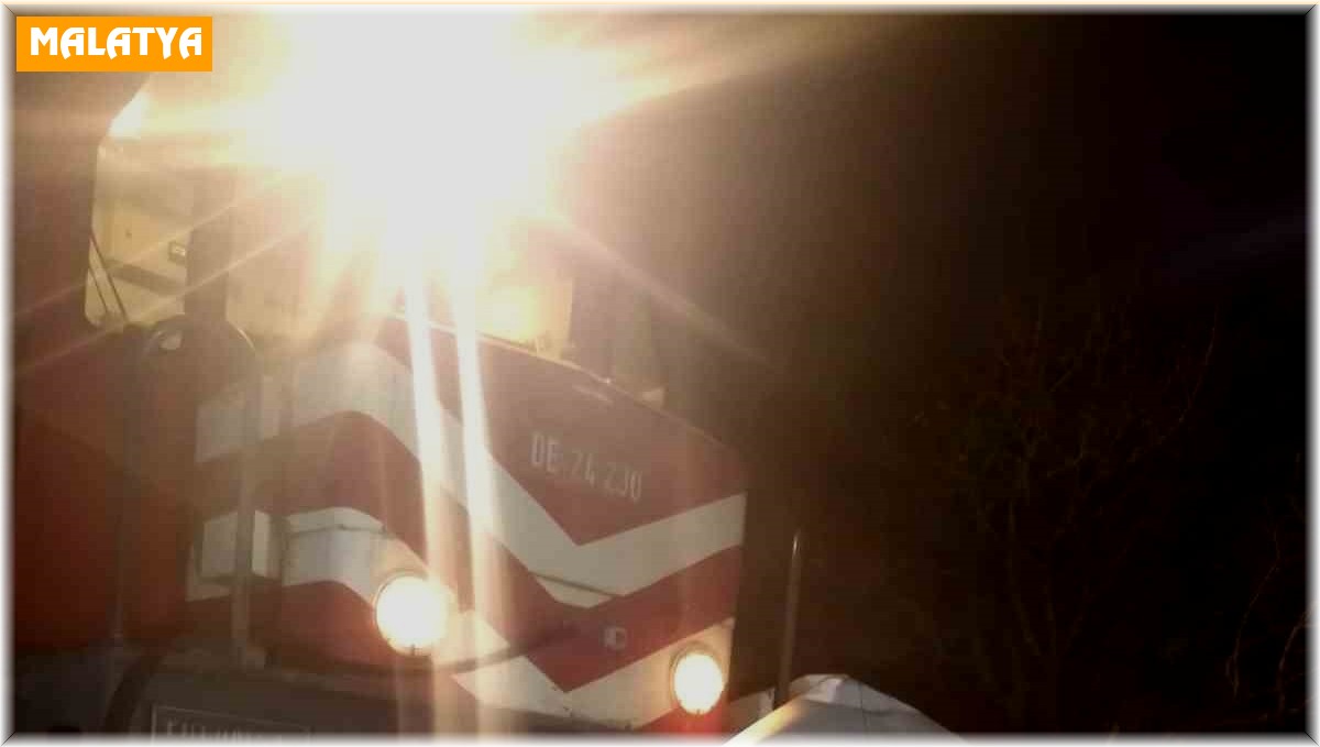 Yük treni hemzemin geçitte araçla çarpıştı: 1 yaralı