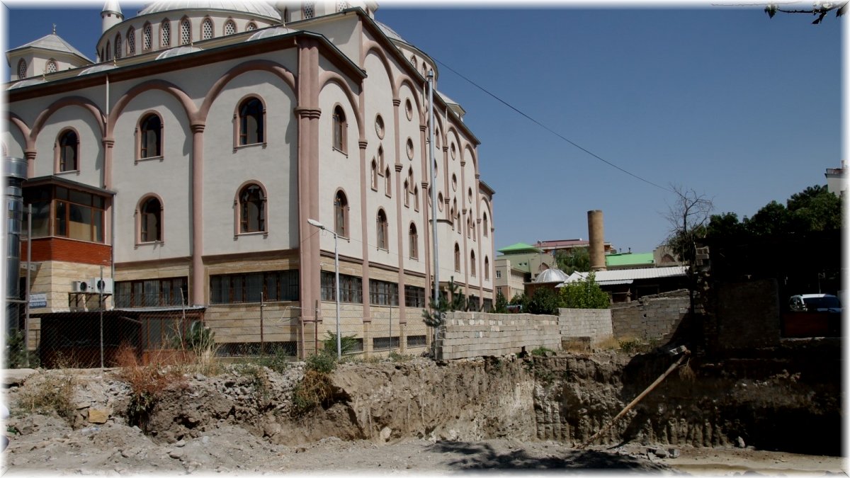 Yukarı Nurşin Camii önünde yapılan inşaata tepki