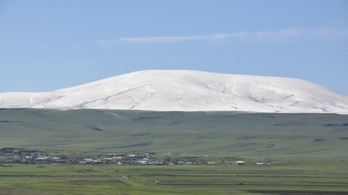Yüksek kesimler Mayıs'ta beyaza büründü