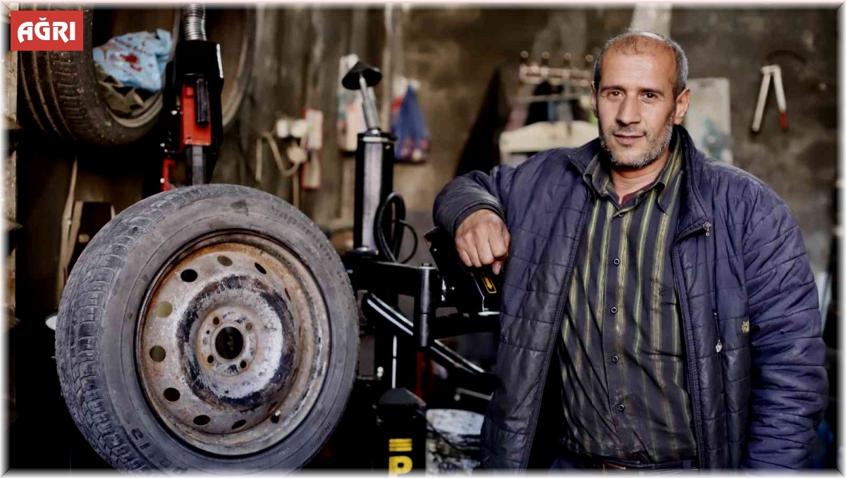 Yüksek kesimlerine kar yağan Ağrı'da kış lastiği hazırlıkları erken başladı