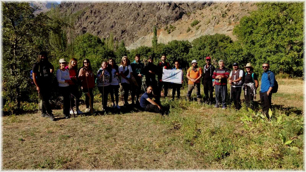 Yüksek rakımlı dağlarda doğa yürüyüşü yaptılar