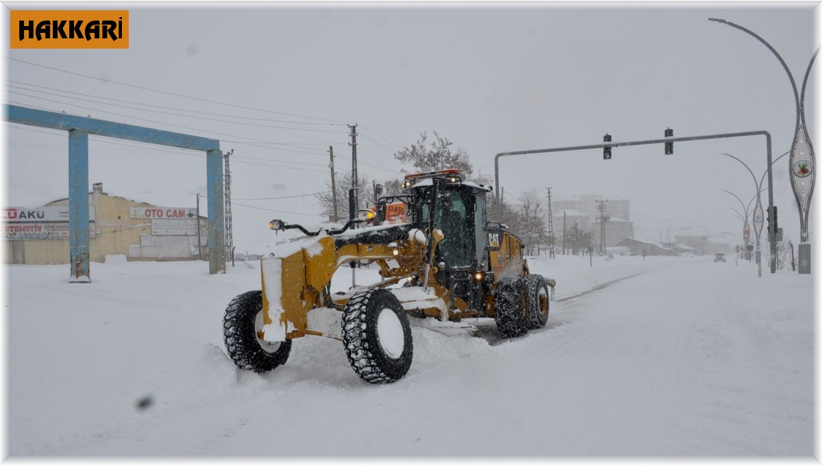 Yüksekova Belediyesinden karla mücadele çalışması