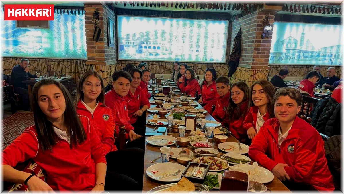 Yüksekova Belediyespor Kadın Futbol Takımı yemekte bir araya geldi
