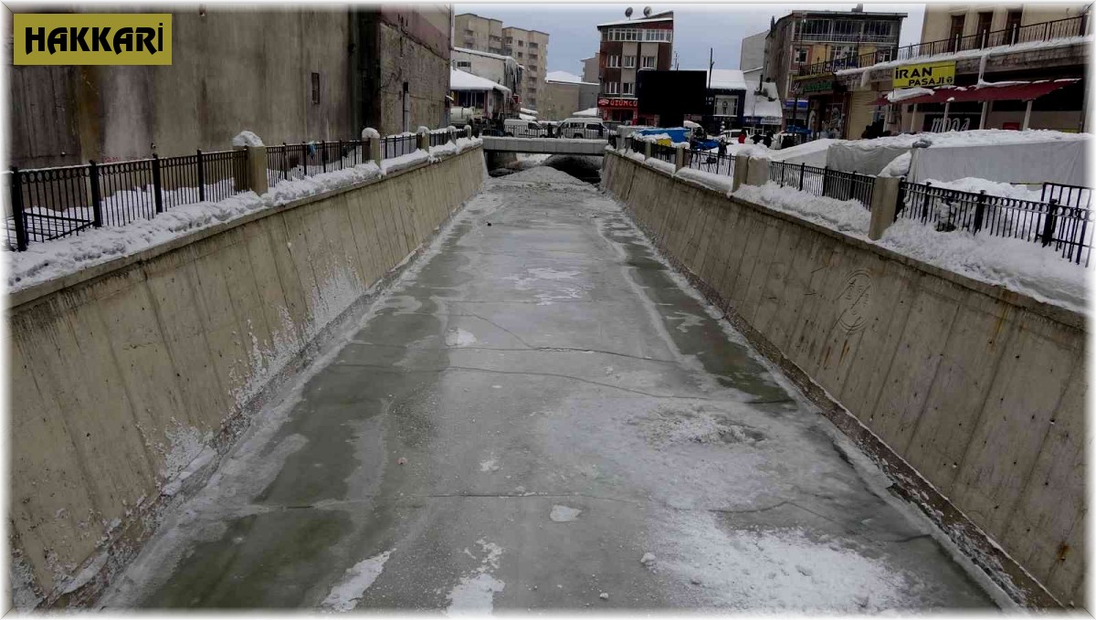 Yüksekova buz kesti