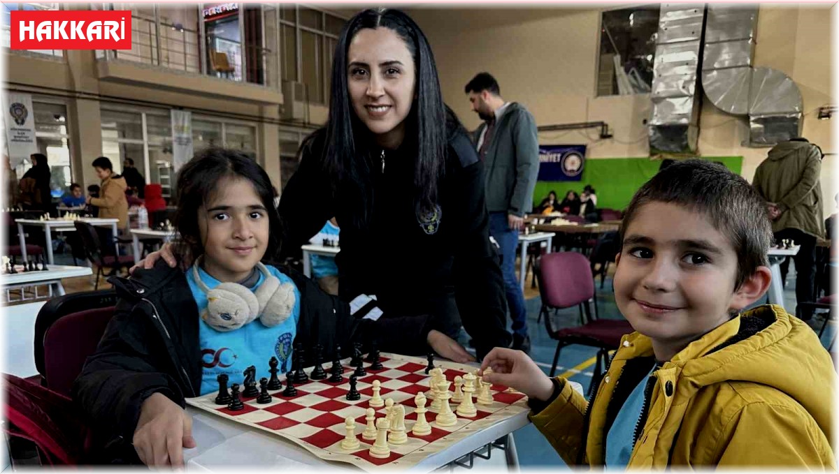 Yüksekova'da 100 öğrencinin katılımıyla satranç turnuvası düzenlendi