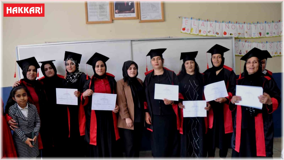 Yüksekova'da 18 kadın ilkokuldan mezun oldu