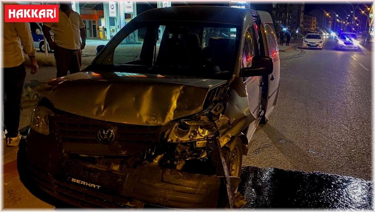 Yüksekova'da 2 araç çarpıştı