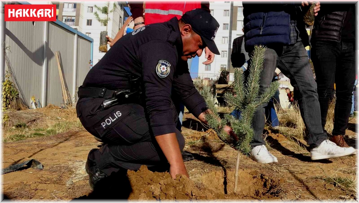 Yüksekova'da 2 bin 700 fidan toprakla buluşturuldu