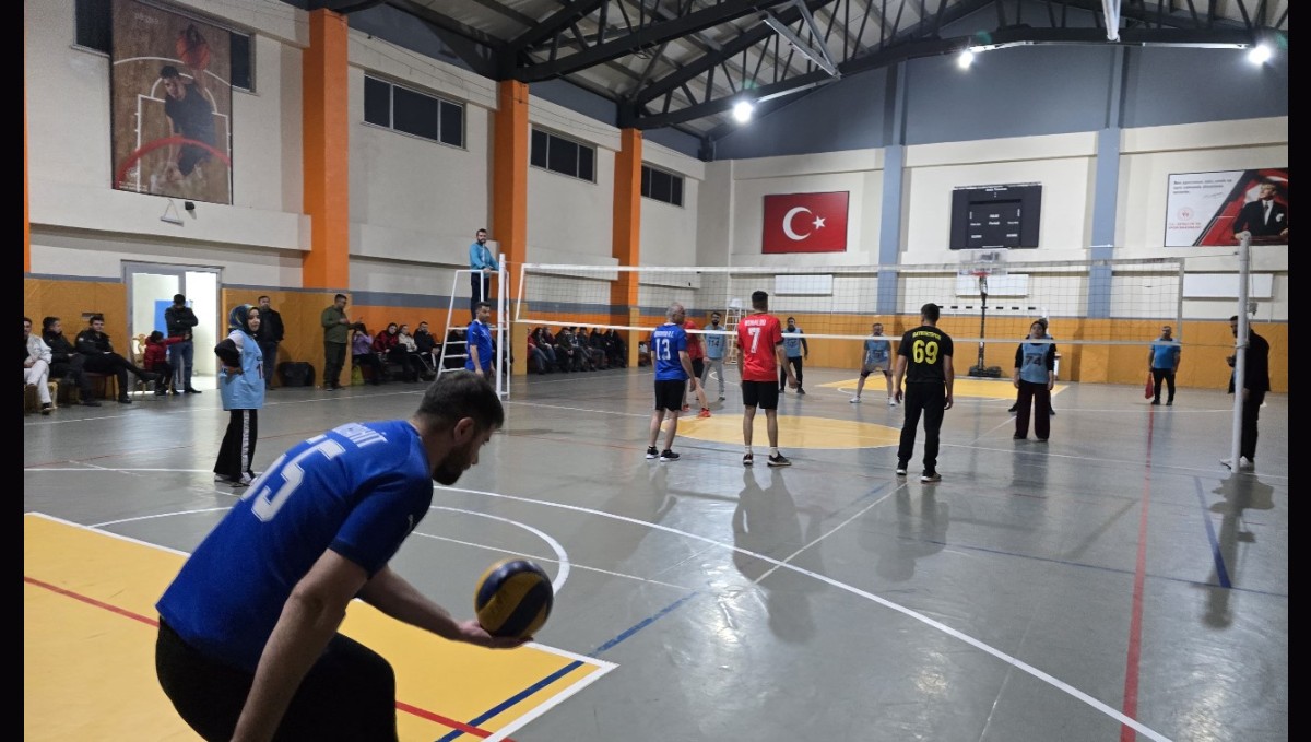 Yüksekova'da 24 kasım öğretmenler günü voleybol turnuvası başladı