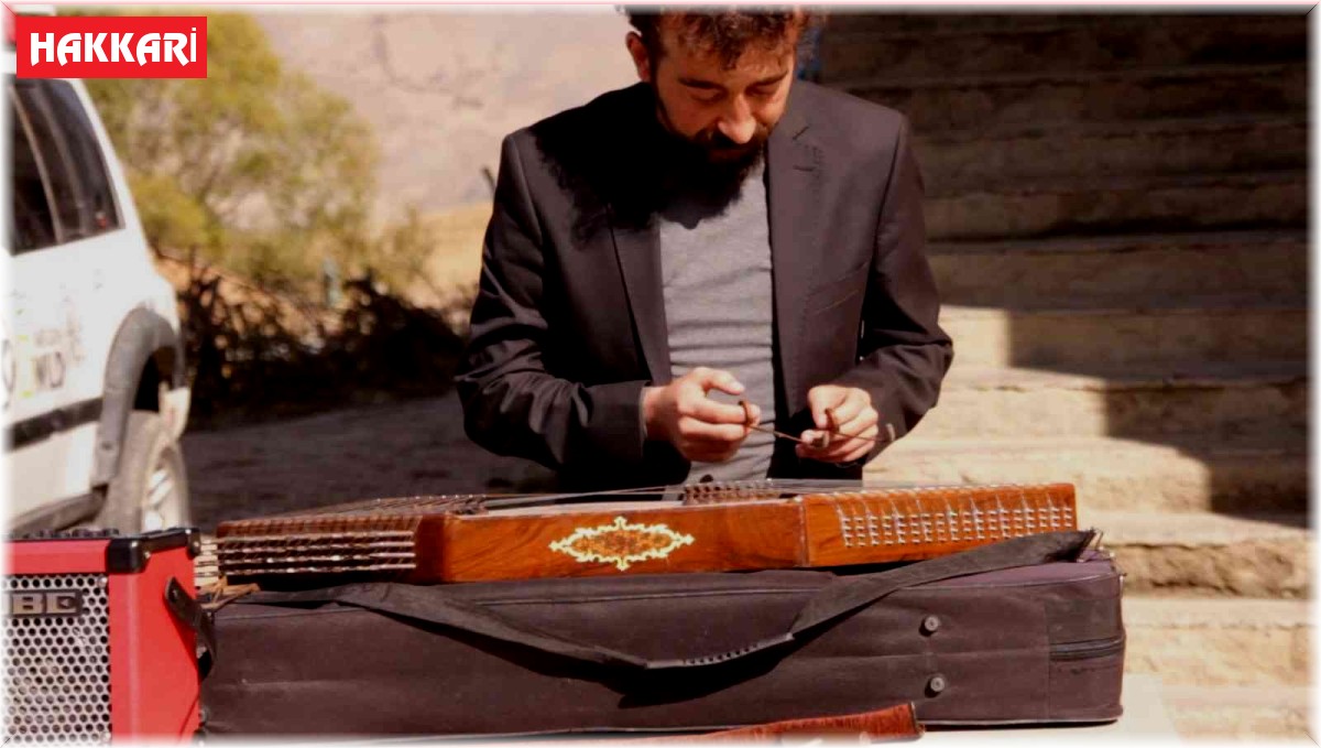 Yüksekova'da '29 Ekim Cumhuriyet Bayramı' Santur'la kutlandı