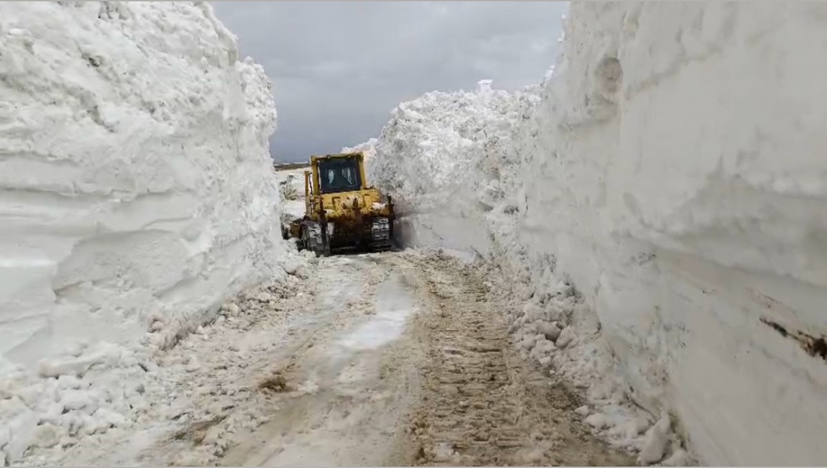 Yüksekova'da 3 metrelik karda yol açma çalışması