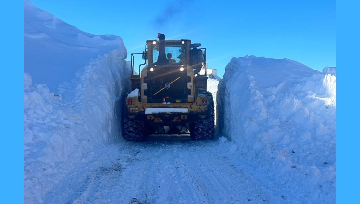 Yüksekova'da 3 metrelik karla zorlu mücadele