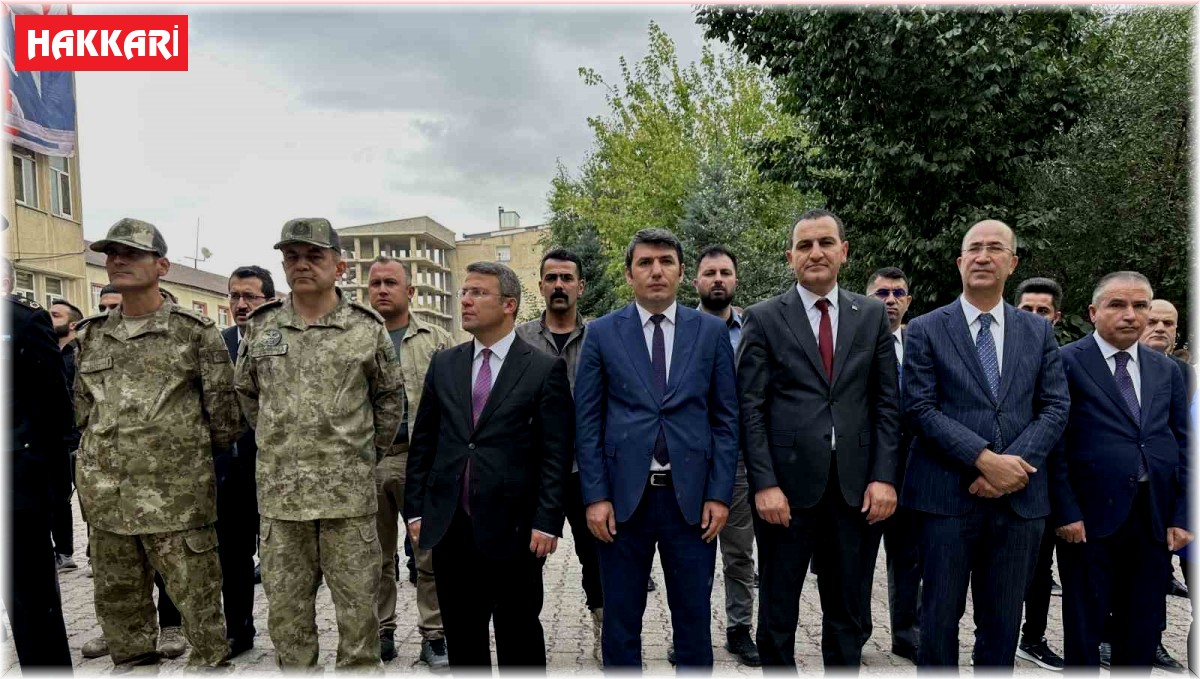 Yüksekova'da 30 Ağustos yağmur altında kutlandı