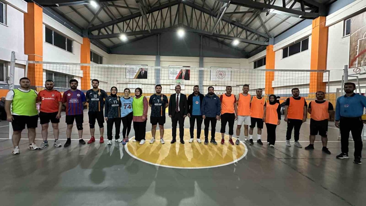 Yüksekova'da 420 öğretmen voleybol turnuvasında bir araya geldi