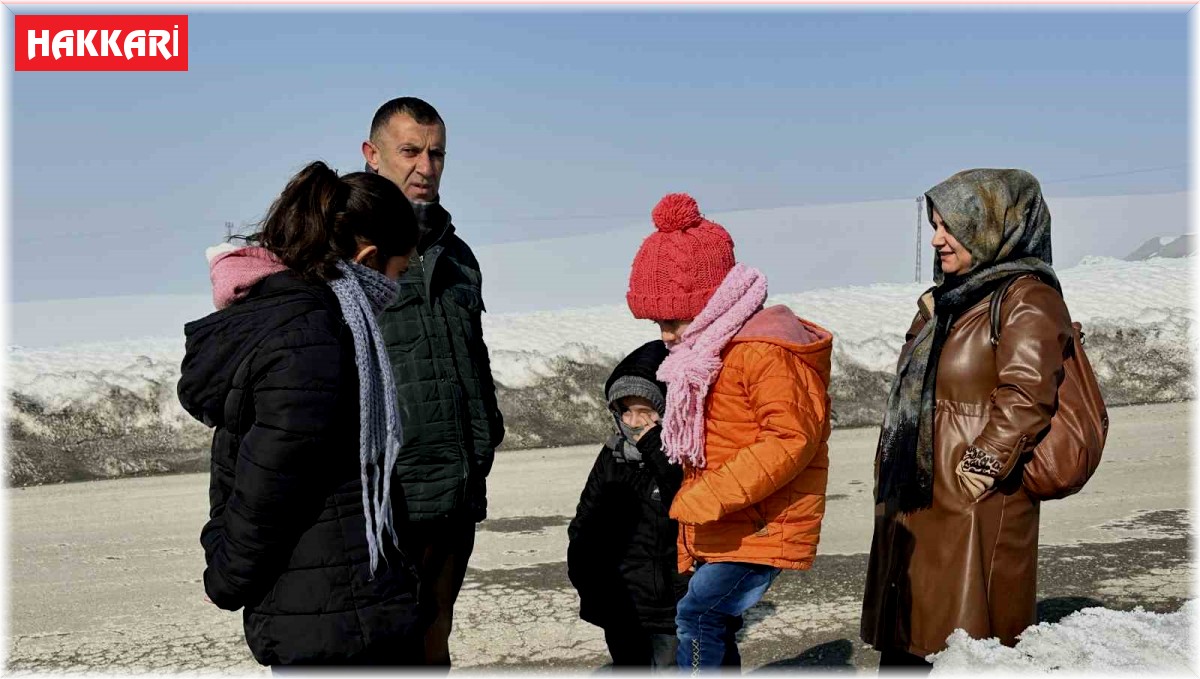 Yüksekova'da 4.4 büyüklüğünde deprem korkuttu, vatandaşlar kendini dışarıya attı