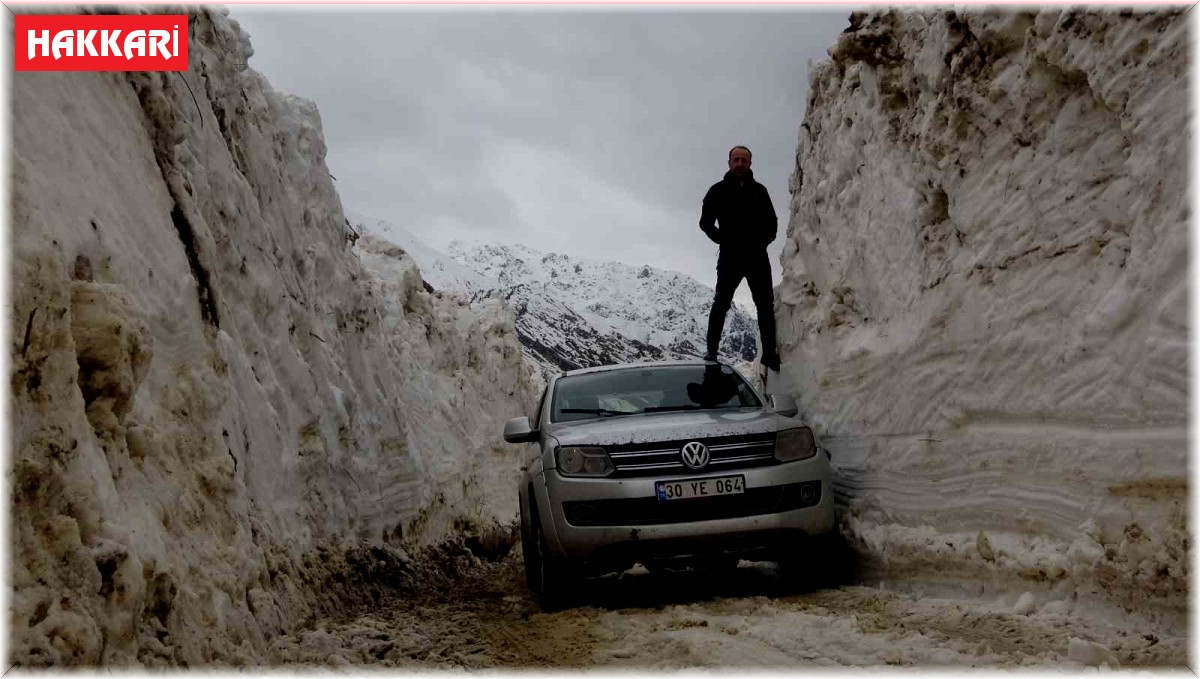 Yüksekova'da 5 metreyi bulan kar tünelleri