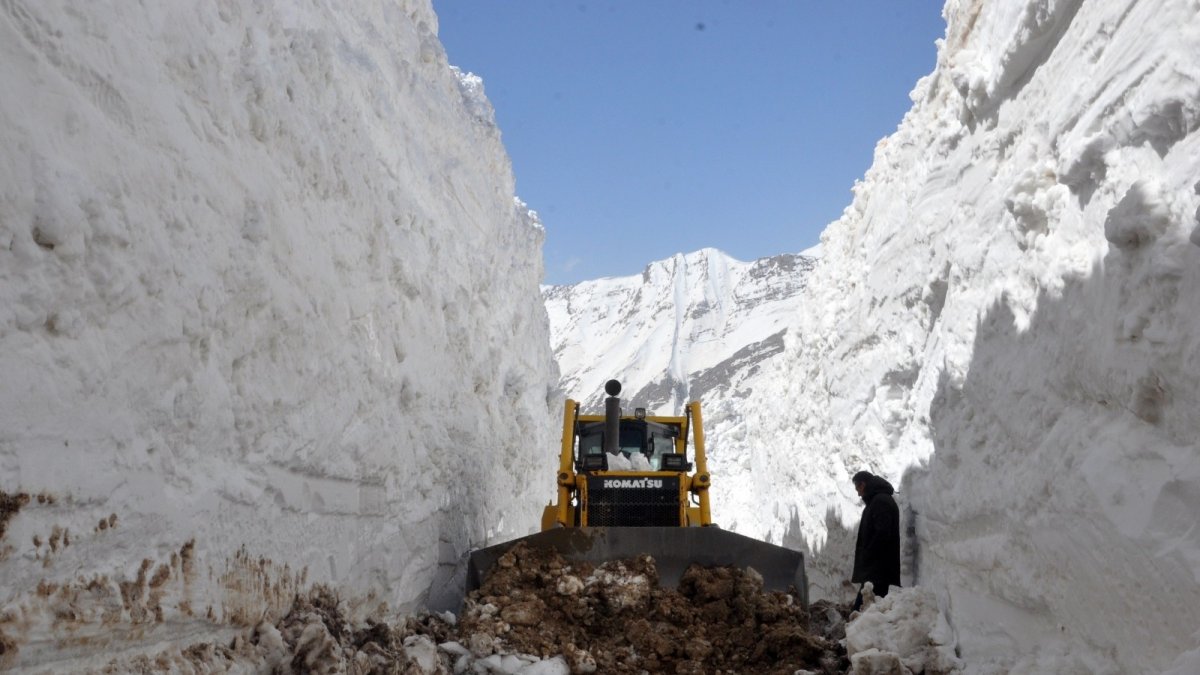 Yüksekova'da 8 metrelik kar tünelleri